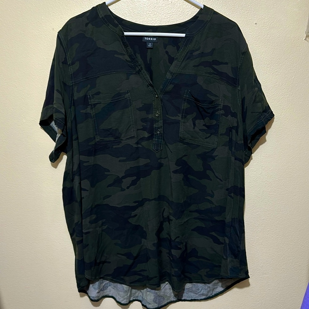 Camo T-shirt. V-neck. 2 front pockets.